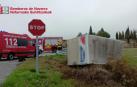 Imagen de cómo ha quedado el camión accidentado en Allo este lunes