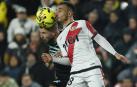 El centrocampista del Rayo Vallecano, Álvaro García, disputa el balón ante el delantero del Betis, Aitor Rubial