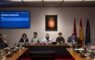 Desde la izq: Pilar Fontalba, Juan José Eslava, Carlos Mena (presidente de la Comisión de Educación) y Ángel Soria, ayer en el Parlamento.