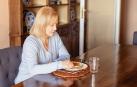 Una mujer comiendo sola