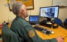 Un agente de la Guardia Civil revisando las imágenes