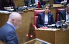 La presidenta del Gobierno de Navarra, María Chivite, observa al portavoz de UPN, Javier Esparza, en el pleno del Parlamento de Navarra de esta semana.