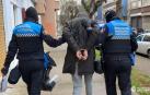 Dos agentes junto a uno de los dos detenidos
