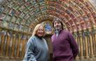 Los autores del libro, Blanca Aldanondo Otamendi y Diego Carasusán Cermeño, ante la imagen virtual policromada de la Puerta del Juicio de la Catedral de Tudela que se puede disfrutar en su obra