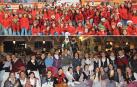 CON PAPÁ NOEL... Alumnas y monitoras del Gimnasio Fitness de Tudela se fotografiaron junto a Papá Noel tras ser recibido en la plaza de toros. ...Y CON OLENTZERO Y MARI DOMINGI Las dantzaris que escoltaron a Olentzero y Mari Domingi posaron con ellos en la plaza de los Fueros.