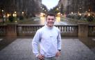 Iñaki Montes de la Torre afronta una nueva etapa en su vida personal y deportiva, con el regreso a Pamplona. En la imagen posa en la Plaza de la Libertad.