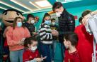 Ambiente rojillo este lunes en el HUN en la tradicional visita navideña de Osasuna a los niños hospitalizados.