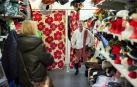 Un futuro escocés probándose su traje este lunes por la tarde en la tienda de disfraces La Máscara