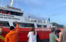 Integrantes de equipos de búsqueda de Indonesia parten para continuar sus labores este miércoles, en  Labuan Bajo después de que los familiares de los desaparecidos acudieran al puerto para agradecer uno a uno su labor