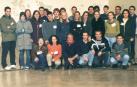 HACE 25 AÑOS. Miembros de Bilaketa, reunidos en el frontón de Aoiz en una imagen de 2001. En el centro, con el pañuelico rojo, el cantautor Luis Eduardo Aute. bilaketa