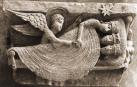 Escena que representa el sueño de los Reyes Magos en un capitel de la catedral francesa de Autun.