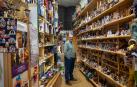 Un coleccionista de Orihuela (Alicante), José María Bregante, suma más de 1.300 belenes de todo tipo en una inédita colección que mantiene desde hace más de medio siglo