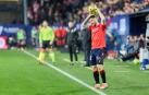 Javi Galán se dispone a sacar de banda durante el Osasuna-Athletic, en su debut como rojillo