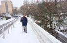 Un hombre camina con precaución por el puente de San Jorge, en Pamplona