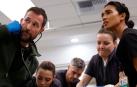 Noah Wyle y Supriya Ganesh, como el doctor Robby y la doctora Mohan, en un fotograma de ‘The Pitt’