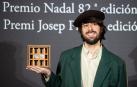 El escritor David Uclés posa con el 82º Premio Nadal tras ganarlo con la obra 'La ciudad de las luces muertas'