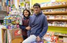 Gloria Patricia Lagua y su hijo Wilmer Guaita, en su librería El Cole de Tudela