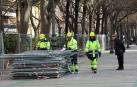Un hombre observa los trabajos de vallado de tres operarios en el paseo de Sarasate