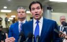 El secretario de Estado de EE. UU., Marco Rubio (centro), junto con el secretario de Defensa, Pete Hegseth (izq.), habla con los periodistas después de informar a los senadores estadounidenses sobre la captura del presidente venezolano, Nicolás Maduro, en el Capitolio