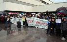 Un momento de la concentración celebrada este viernes en el Colegio Público de Buztintxuri para protestar por los reiterados actos vandálicos sufridos por el centroCEDIDA