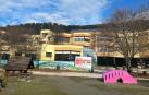 Vista parcial de las edificaciones que forman la escuela Mendialdea. Detrás, San Cristóbal-Ezkaba
