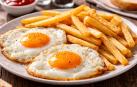 Plato de huevos fritos con patatas