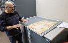 El pergamino -en la imagen siendo explicado por el archivero de Tudela Íñigo Pérez Ochoa- contiene los retratos de 25 miembros de la familia Olaso, 17 de los cuales fueron vecinos de Tudela