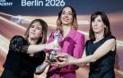 Laia Casanovas, en el centro, con su premio europeo por el sonido de Sirat