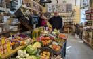 Aurelio Pérez Ramos junto a su empleada Estefanía García Arlegui, en Alimentación Garijo.