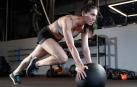 Una mujer practicando crossfit