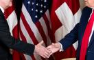 El presidente de Suiza, Guy Parmelin, y Donald Trump se estrechan la mano en Davos