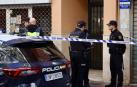 Agentes de la Policía Nacional custodian la entrada al domicilio de Fuengirola en el que un joven ha atacado mortalmente a sus padres para tirarse posteriormente desde una azotea falleciendo en el lugar
