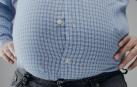 Un hombre con obesidad