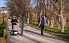 Personas paseando por el nuevo camino acondicionado sobre la mota que se ha retranqueado y ganado en altura en el parque de la Nogalera.