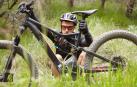 Un ciclista, con una bicicleta de montaña eléctrica