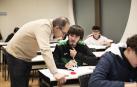 El profesor de la UPNA Gustavo Ochoa atiende una consulta de Oroel Villanúa, ganador de la fase local de la Olimpiada Matemática.