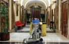 n carrito de limpieza, en uno de los pasillos del Ayuntamiento de Pamplona, en una imagen de archivo