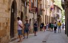 Turistas paseando por la calle la Rúa de Estella, en una imagen del pasado verano.