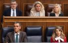 El presidente del Gobierno, Pedro Sánchez y la vicepresidenta segunda y ministra de Trabajo, Yolanda Díaz, durante una sesión plenaria extraordinaria en el Congreso de los Diputados este martes 27 de enero
