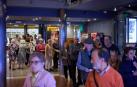 Colas de gente entrando al cine Golem Baiona un martes, con claro predominio de mayores de 65 años.
