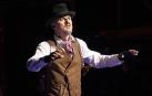 El cantante Coque Malla en una escena de la obra de teatro 'La ópera de los tres centavos'