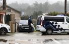 La Guardia Civil, en el lugar donde una mujer ha sido asesinada en Mos (Pontevedra) presuntamente por su pareja, un hombre de 57 años a quien busca la Guardia Civil como supuesto autor del crimen.