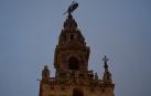 Imagen de la Giralda de Sevilla mostrando la falta de un jarrón ornamental de su fachada desprendido por los fuertes vientos