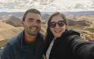 Xabier Moriones Sanz y Ana Guerrero Ricarte, pareja residente en China, posa con la cordillera de los Himalayas al fondo