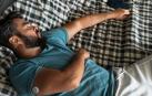 Imagen de un hombre en la cama