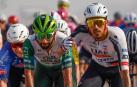 Sebastián Molano sorprende al esprint a Fernando Gaviria (Caja Rural) en el Tour de Omán