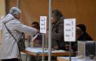 Aragoneses votan en un colegio electoral de Huesca
