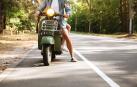 Imagen de archivo de una pareja en una moto