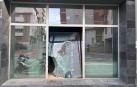 Imagen del escaparate roto de un establecimiento contra el que chocó una motocicleta, cuyo conductor se dio a la fuga