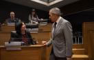 Olga Chueca (PSN) conversa con el consejero de Cohesión Territorial, Óscar Chivite